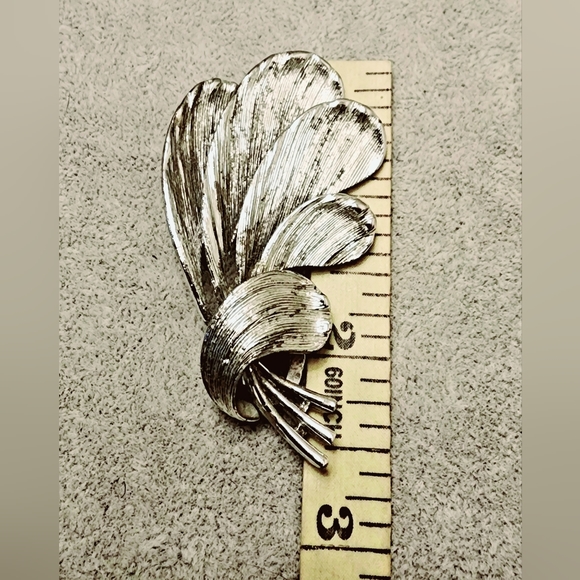 Vintage rare find Lisner high end luxury texture silver bushel bouquet brooch - Picture 5 of 5